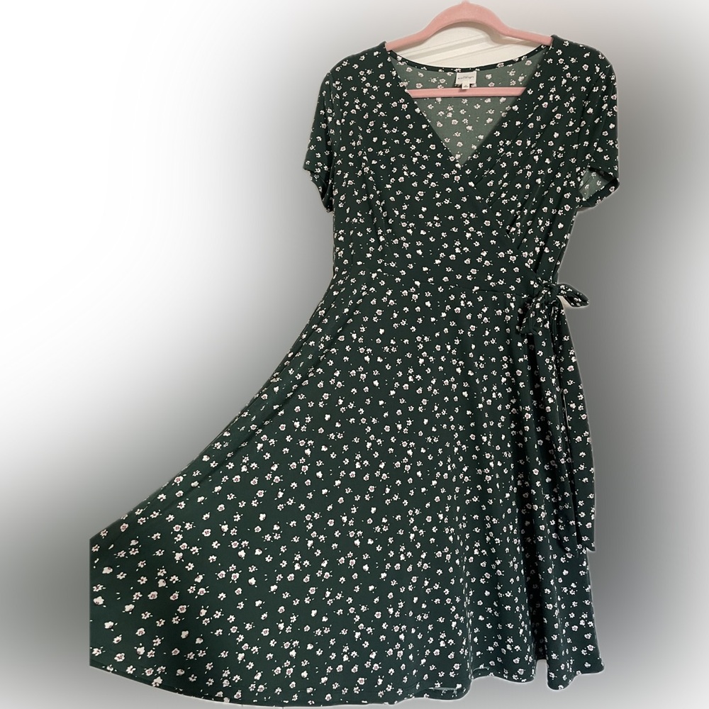 Lightweight and stretchy Kaileigh dress with small tie